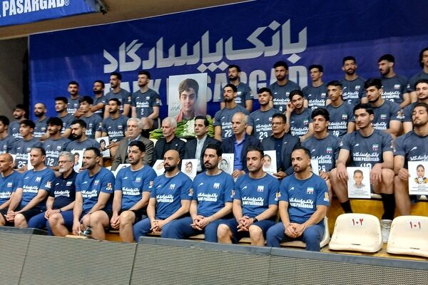 ادای احترام بلندقامتان والیبال ایران به شهدای دانش آموز سروقامت میناب+فیلم