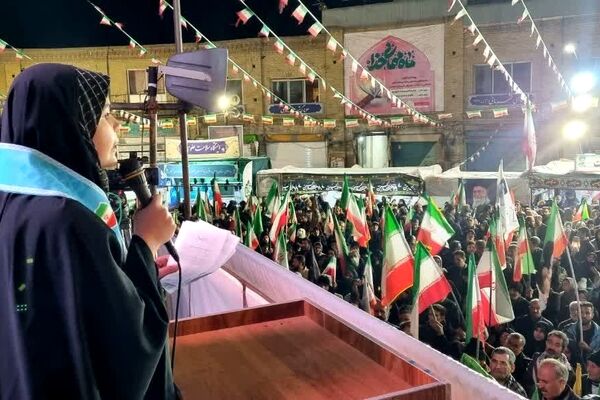 قرائت بیانیه دانش‌آموز زنجانی در مراسم چهلمین روز شهادت دانش‌آموزان میناب