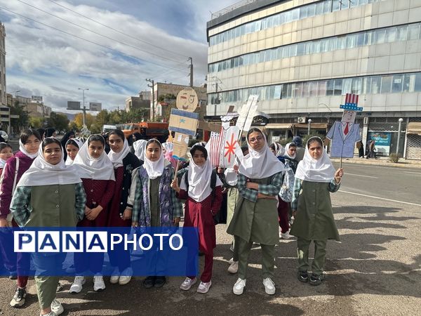 حضور دانش‌آموزان زنجانی در راهپیمایی روز ۱۳ آبان 