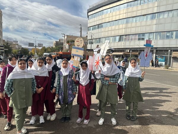 حضور دانش‌آموزان زنجانی در راهپیمایی روز ۱۳ آبان 