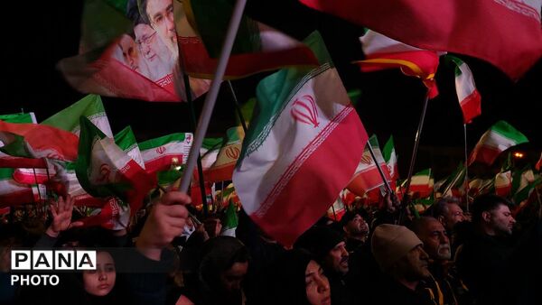 مشت‌های گره کرده مردم در تجمع شبانه میدان انقلاب