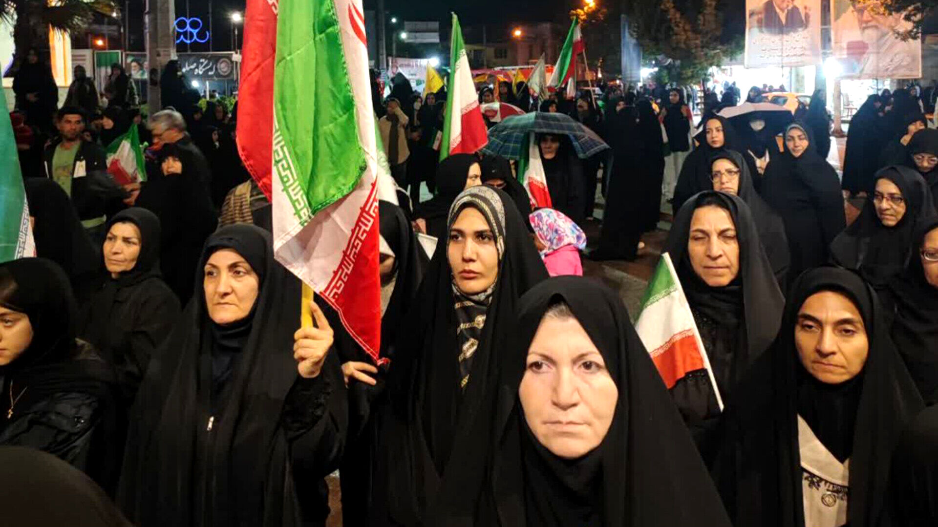 ۶۶ شبِ درخششِ وفاداری در کوهدشت؛ با شعارِ حمایت از رهبری 