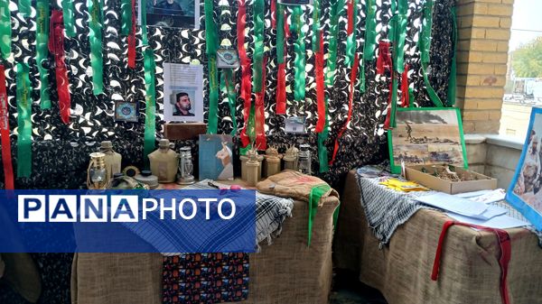 بازدید مدیر ارتباطات اتحادیه انجمن های اسلامی دانش آموزان از نمایشگاه مدرسه انقلاب در قم