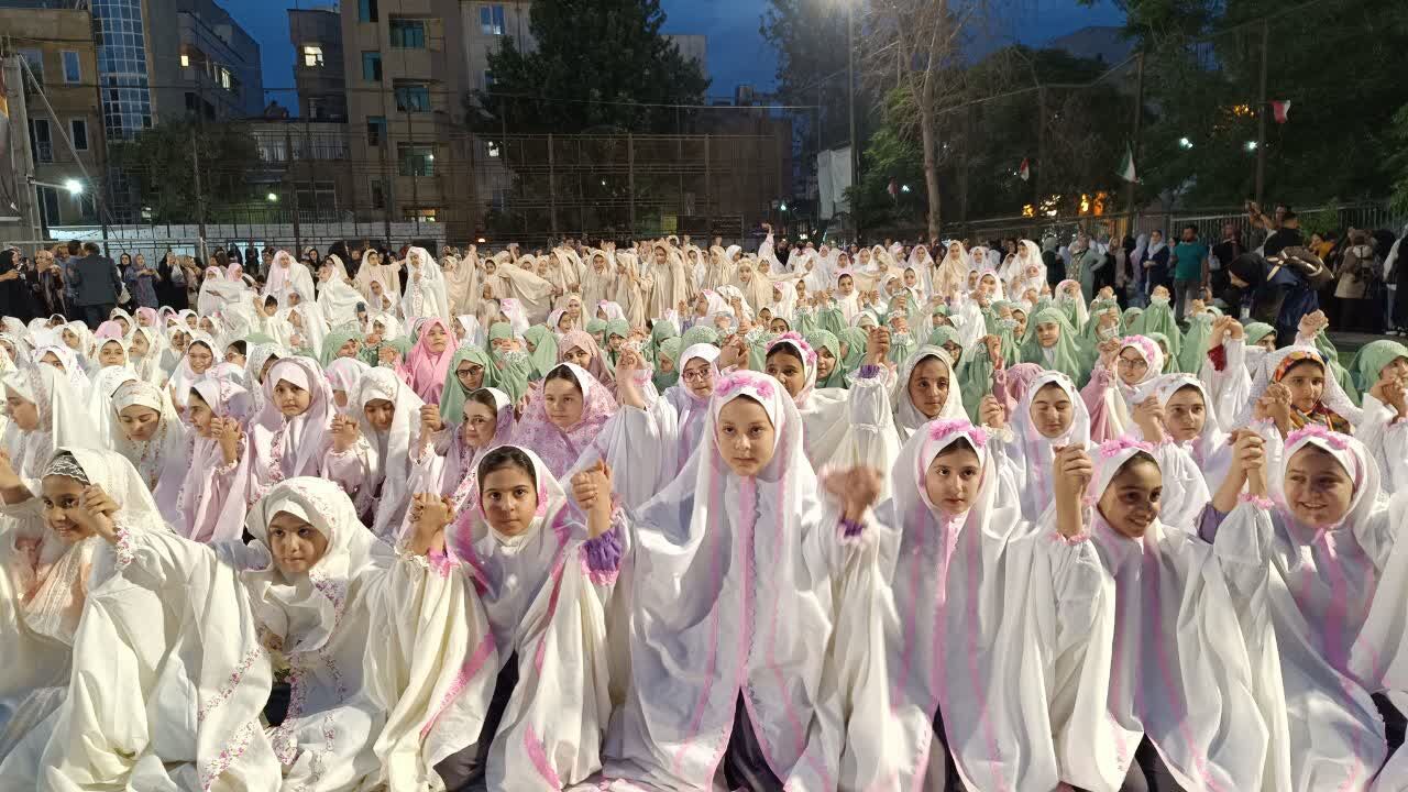 طلیعه بندگی خالق مهربان در جشن تکلیف دختران منطقه ۱۰