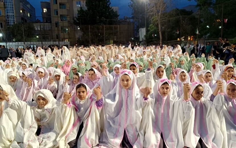 طلیعه بندگی خالق مهربان در جشن تکلیف دختران منطقه ۱۰