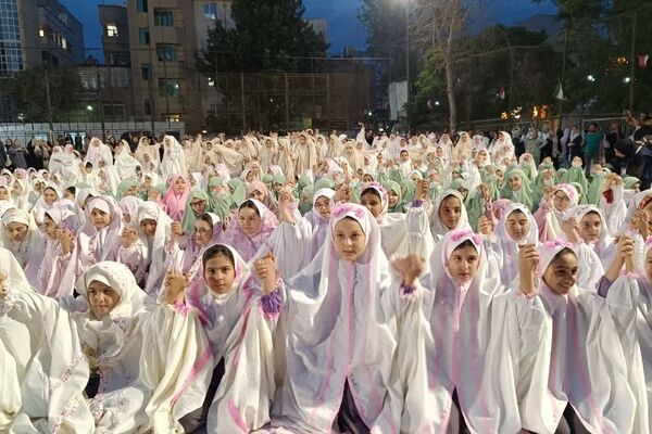 طلیعه بندگی خالق مهربان در جشن تکلیف دختران منطقه ۱۰
