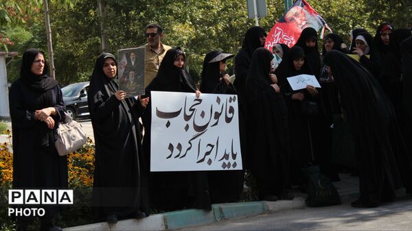 تجمع خودجوش زنان انقلابی در حمایت از حجاب