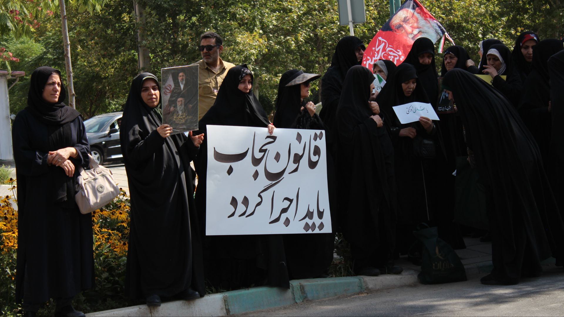 تجمع خودجوش زنان انقلابی در حمایت از حجاب