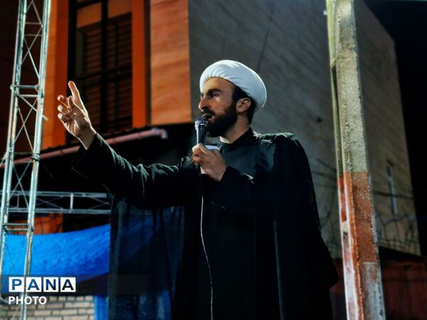 گلوگاه زیر باران، غرق در شور وطن
