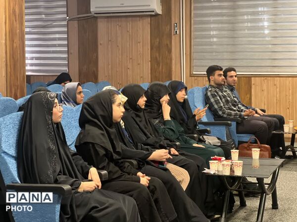 نشست تخصصی رسانه‌ای و تقدیر از دانش‌آموزخبرنگاران برتر منطقه ۱۵