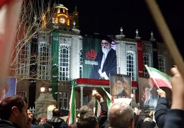 فریاد «هَیْهاتَ مِنَّا الذِّلَّةْ» میدان ساعت تبریز را هر شب بشنوید