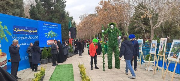 مراسم روز درختکاری در تالار هنر اصفهان با حضور مدیران شهری شهرداری اصفهان