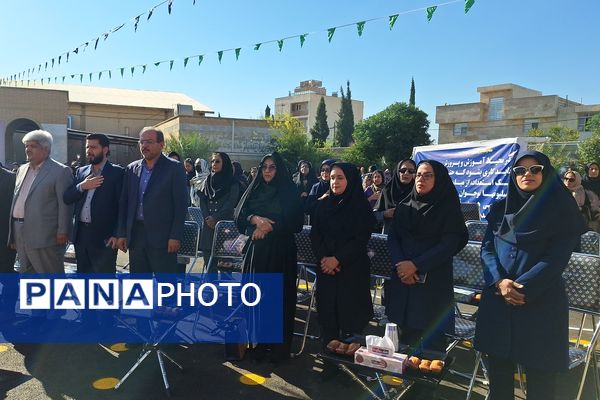 آیین نواختن زنگ مدرسه با شروع سال تحصیلی جدید 