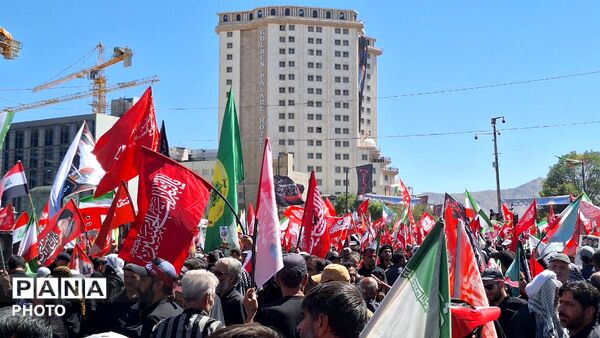 مشهد، در آغوشِ حرم، با رهبر شهید وداع کرد