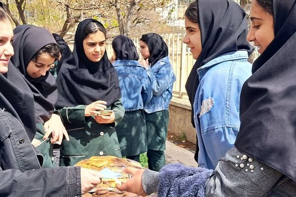 برگزاری بازارچه صنایع دستی و غذا در دبیرستان‌ حضرت‌ معصومه (س) شهرستان فیروزکوه