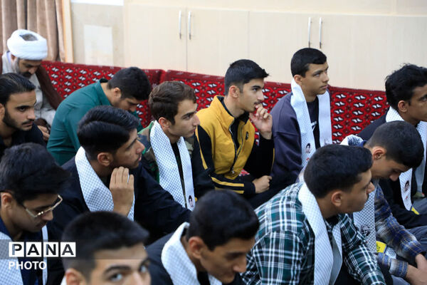 دیدار دانش آموزان بسیجی شهرستان بیرجند با نماینده ولی فقیه در استان