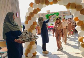 بانگ مهر و مقاومت در مدارس حاجی‌‌آباد طنین انداز شد