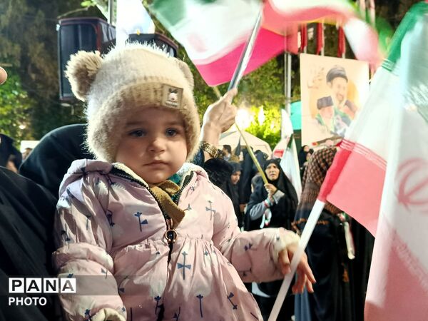 کودکان انقلابی کاشمر دست در دست والدین به خیابان آمدند