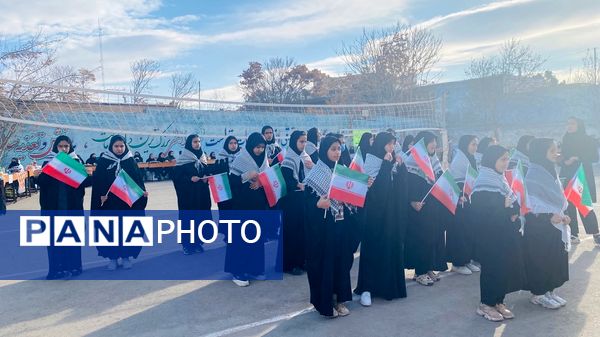آغاز رسمی مسابقات فرهنگی هنری با نواختن زنگ جشنواره فردا و جشنواره ماها در مدرسه تکتم 