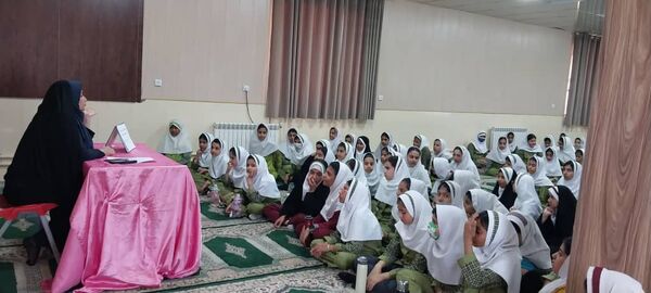 مراسم هفته مبارزه با اعتیاد در دبستان شاهد حاجی‌آباد 
