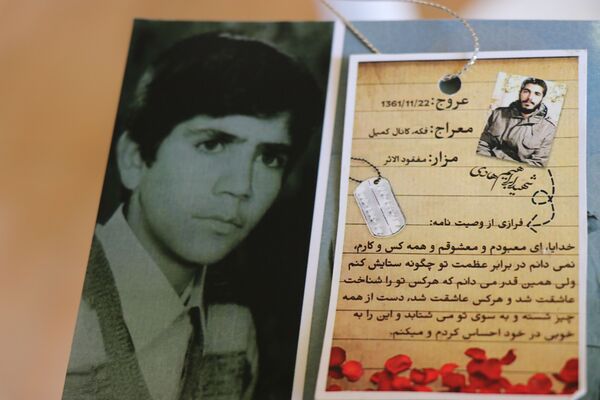 رونمایی از کتاب «وقتی که می‌رسند پسرها، یکی، یکی» در همایش «پدر مقاومت» به مناسبت هفته عفاف و حجاب