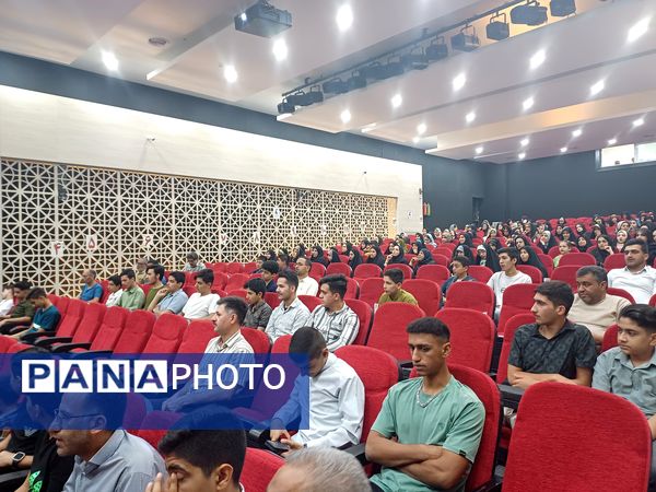 جشن ستارگان دانش‌آموزی در تالار شهرداری دولت‌آباد شهرستان برخوار 