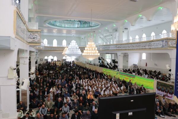 حضور با شکوه دانش‌آموزان و فرهنگیان در مراسم پر فیض نماز جمعه آباده در آستانه روز دانش‌آموز