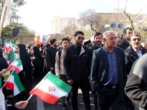 حضور پرشور دانش‌آموزان دبیرستان هیئت امنایی معراج اردبیل در راهپیمایی روز ۱۳ آبان ماه
