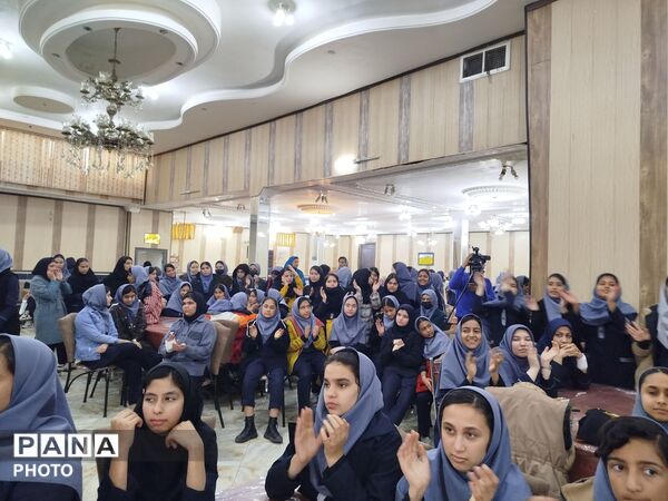 مراسم تقدیر و تشکر از دانش آموزان برتر درسی، اخلاقی و نماز جماعت در دبیرستان دخترانه دانشور 2 