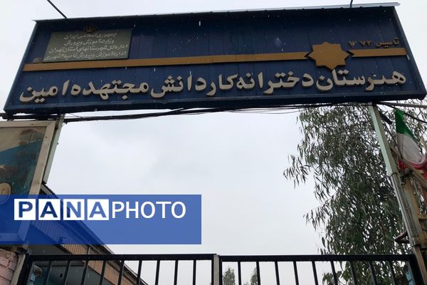 برپایی نمایشگاه آثار هنری دانش‌آموزان به مناسبت دهه فجر 