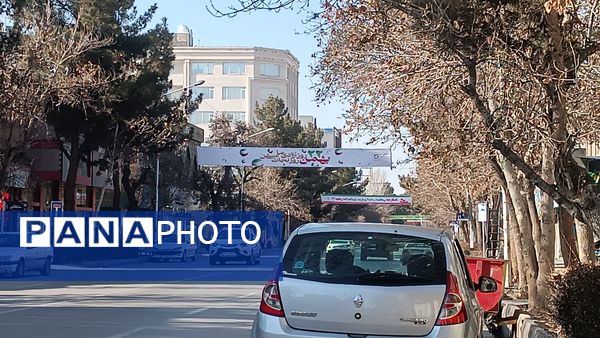 تزئین و فضا آرایی شهر نیشابور به‌مناسبت آغاز دهه فجر 