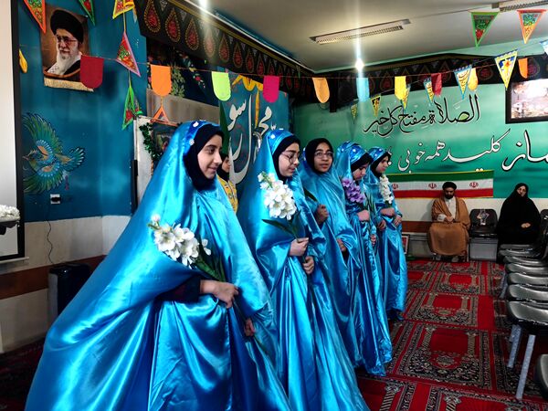 یادآورحماسه سیزدهم آبان دردبیرستان شاهدشهید قاسم سلیمانی