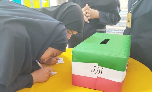 پانتخابات انجمن ورزشی در مدرسه حضرت سکینه (س)