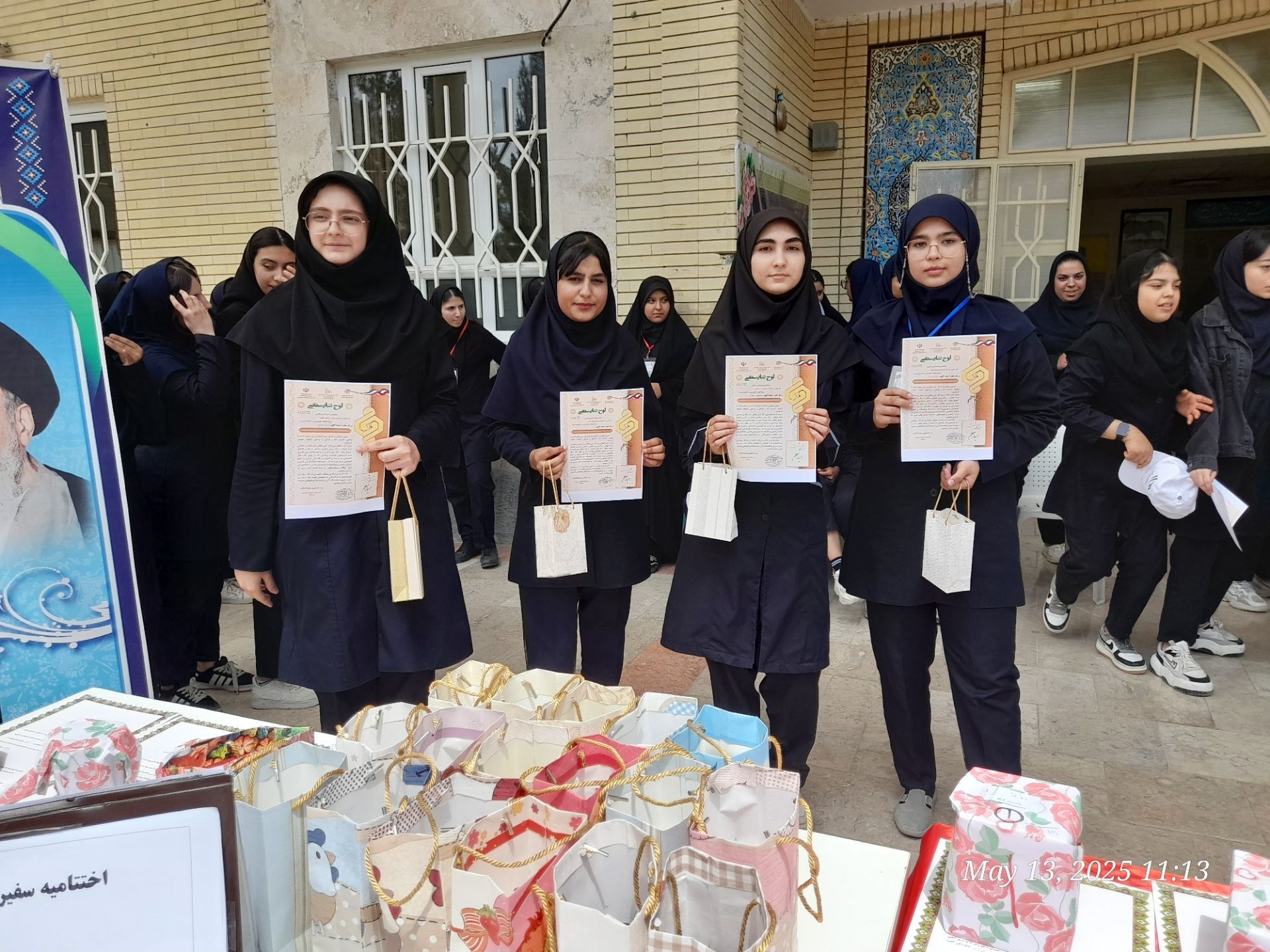 تجلیل از برگزیدگان دبیرستان ۱۵ خرداد 