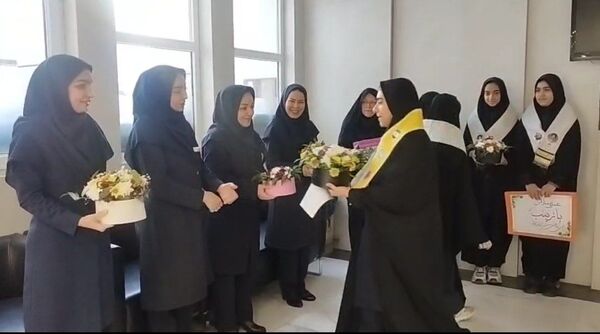 قدردانی  دختران پیشتاز دبیرستان شاهد تکتم از فرشتگان سفیدپوش بیمارستان ۱۷شهریور مشهد