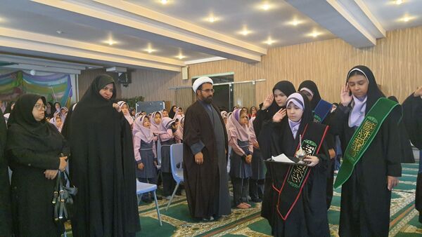 بزرگداشت شهدای خدمت در دبستان دخترانه شاهد تحقیقی ناحیه ۶