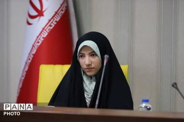 دیدار صمیمانه مدیر آموزش و پرورش ناحیه ۵ تبریز با نسل آگاه و فعال دانش‌آموزی