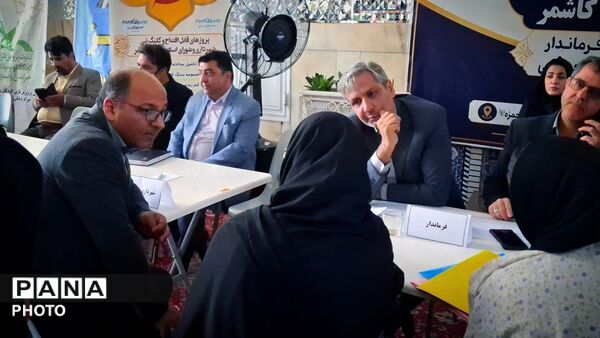 برپایی میز ارتباطات مردمی مسئولان کاشمر در هفته دولت