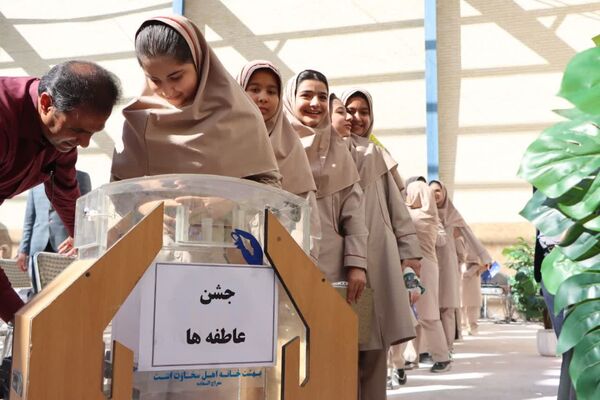 مراسم جشن ملی عاطفه‌ها در دبیرستان دخترانه شهید دکتر پاکنژاد یزد 