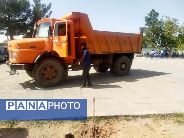 پیش رویی در ساخت چمن مصنوعی دبیرستان نمونه دانش کاشمر