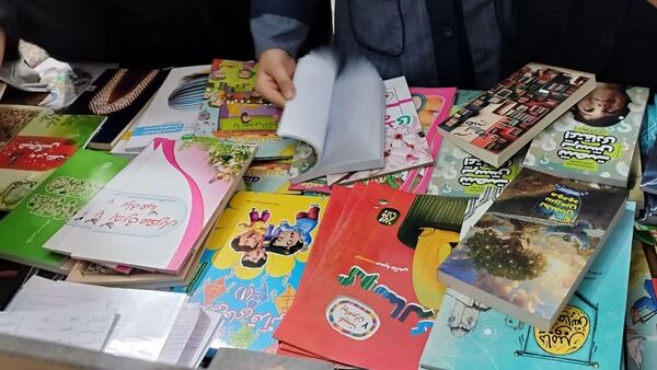صدای ورق زدن کتاب، نوای دبیرستان شاهد تکتم در هفته کتاب