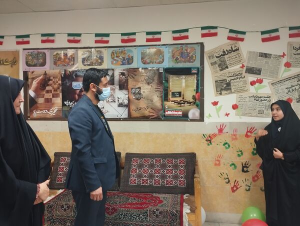 به نمایش گذاشتن گوشه ای از برکات انقلاب اسلامی در مدرسه انقلاب دبیرستان حق شناس2