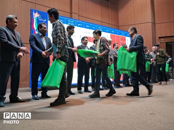 تجلیل از برگزیدگان استانی پژوهش سراها