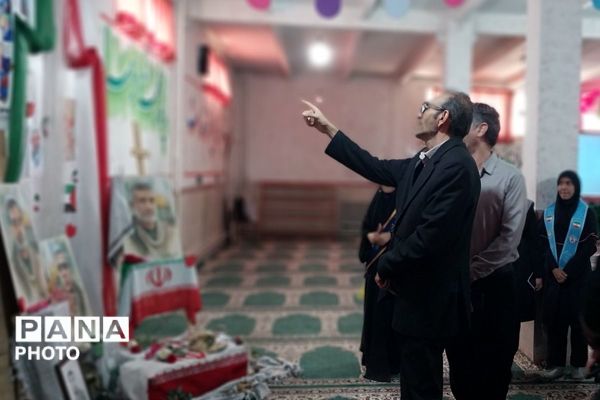 نمایشگاه مدرسه انقلاب در دبیرستان جوادالائمه بهارستان‌دو