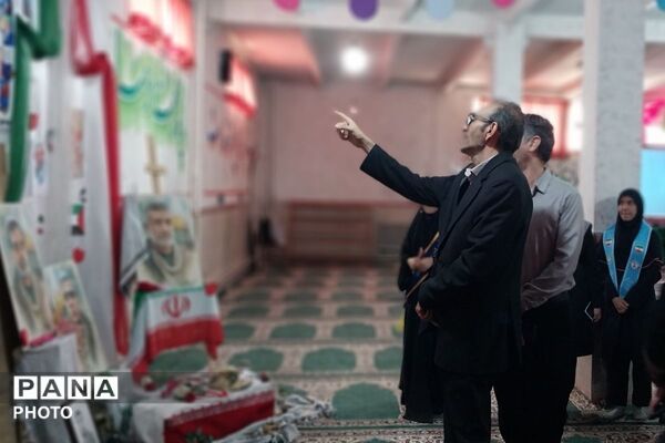 نمایشگاه مدرسه انقلاب در دبیرستان جوادالائمه بهارستان‌دو