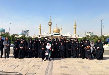 حضور دانش آموزان منطقه ۱۰ تهران در مرقد امام خمینی (ره) به مناسبت تشییع رهبر شهید