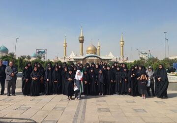 حضور دانش آموزان منطقه ۱۰ تهران در مرقد امام خمینی (ره) به مناسبت تشییع رهبر شهید