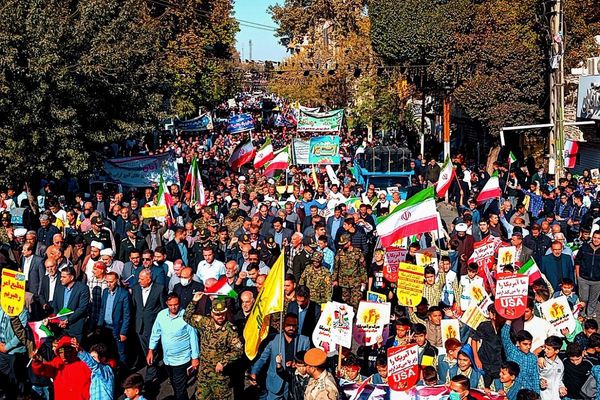 خروش هزاران دانش آموز ورامینی در ۱۳ آبان