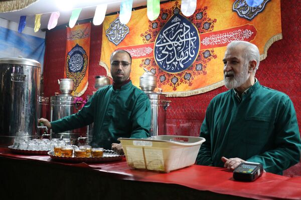 خیابان امام رضا(ع)  مشهد مملو از جمعیت در جشن باشکوه شب نیمه شعبان