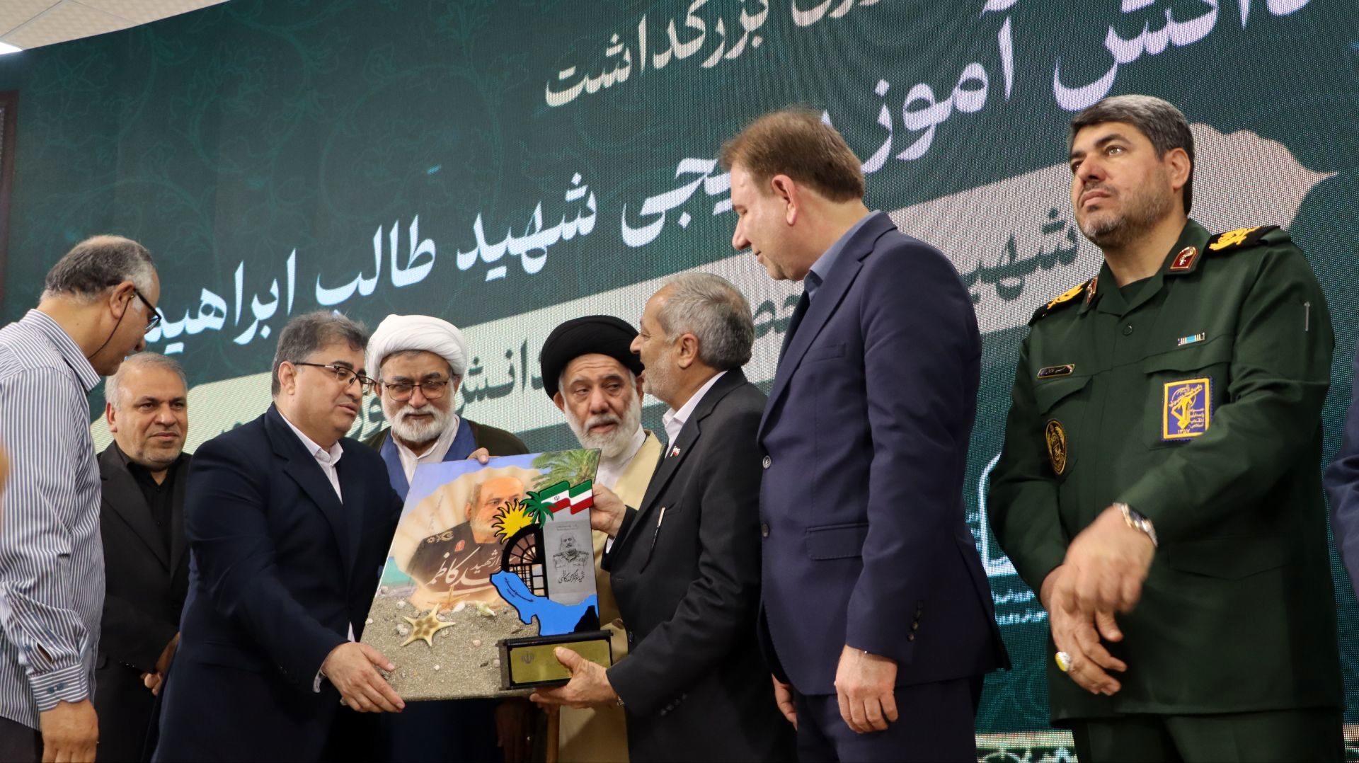 تقدیر از وزیر آموزش‌وپرورش در یادواره شهید شاخص دانش‌آموزی بوشهر